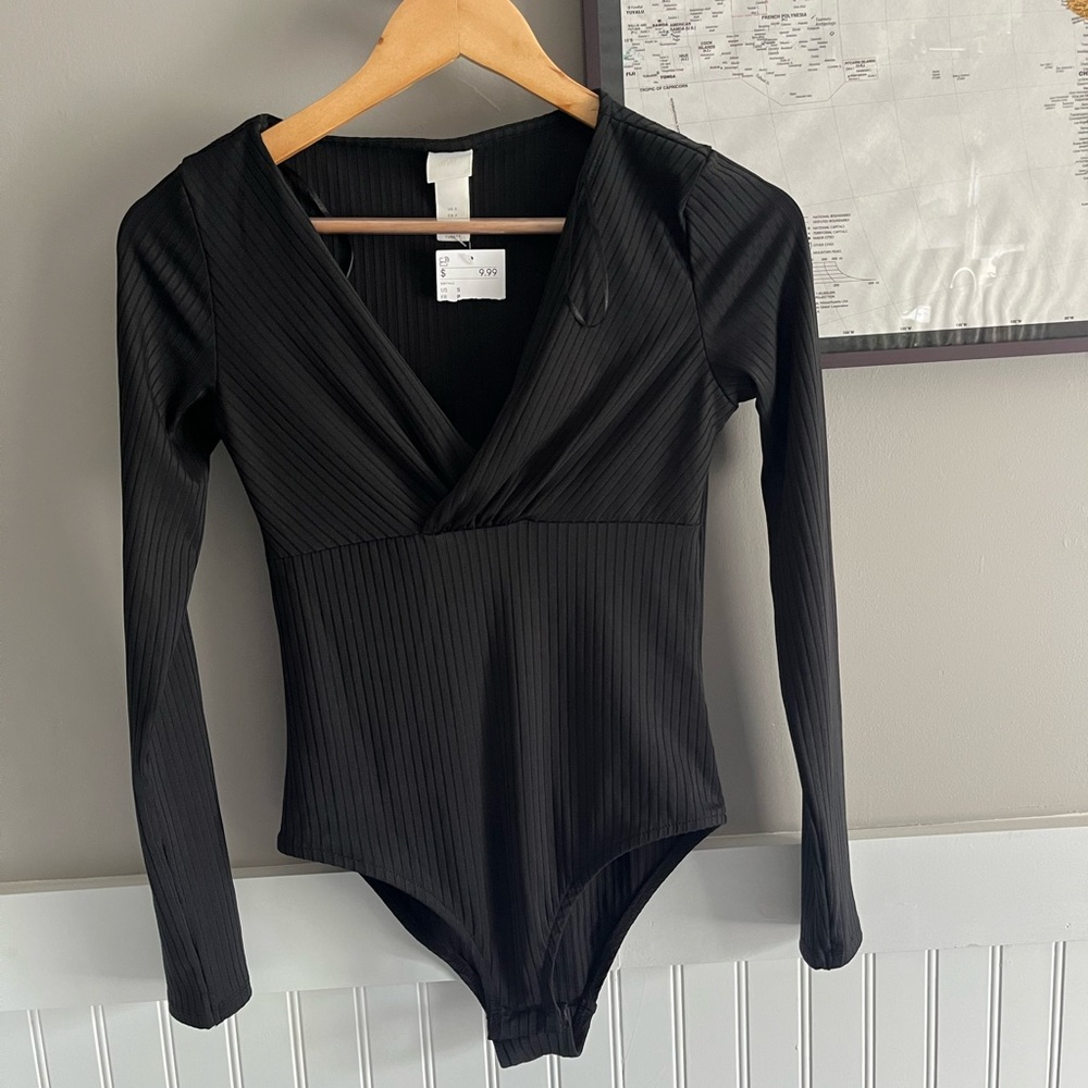 SPRING BUNDLE: H&M V-Neck Bodysuit SMALL & Shein crop top 2XL